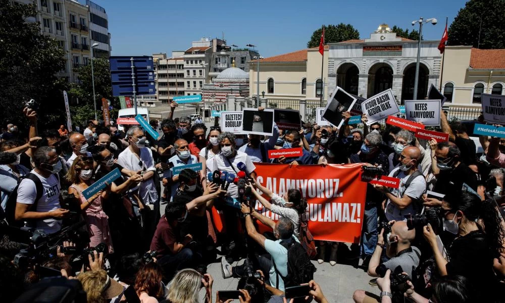 Τουρκία: Bίαιη σύλληψη φωτορεπόρτερ – Αστυνομικοί του πάταγαν το λαιμό